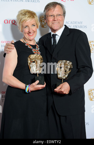 Julie et David Hesmondhalgh Neilson poser pour les photographes dans les gagnants prix de la British Academy Television Awards. Banque D'Images