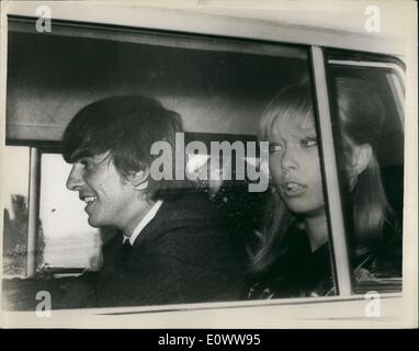 Mai 05, 1964 - Retour de vacances Bealtes : John Lennon et George Harrison de l'Bealtes, est arrivé à l'aéroport de Londres la nuit dernière après leur mois de vacances sur une île des Mers du Sud. John était accompagné de son épouse Cynthia, et George par sa petite amie actrice Patti Boyd. Jeudi prochain l'ensemble du groupe fly à Copenhague pour commencer un voyage qui va les mener à Hong Kong à l'Australie. Photo montre George Harrison et Patti Boyd sur leur retour hier. Banque D'Images