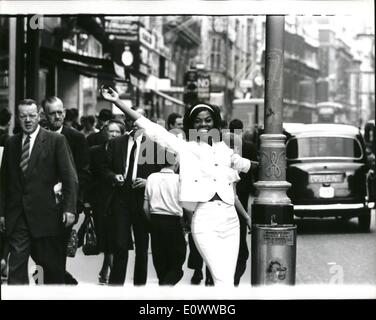 Mai 05, 1964 - Dionne Warwick vient à Londres : Dionne Warwick, l'Américain de couleur ''pop'' chanteur qui a fait le premier enregistrement de la chanson ''n'importe qui qui avait un coeur'', qui s'est Liverpool Cilla Black en haut de la British Hit Parade, est arrivé en Grande-Bretagne pour la télévision, la radio et aux performances. Photo montre Dionne Warwick dans une rue de Londres hier. Banque D'Images