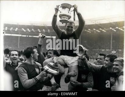 Mai 05, 1964 - West Ham United en finale de la coupe de la victoire 3-2 à Wembley contre Preston North End aujourd'hui : l'image montre : West Ham le capitaine Bobby Moore est présidé par ses coéquipiers comme il porte la tasse après la présentation à la fin de la partie. Banque D'Images