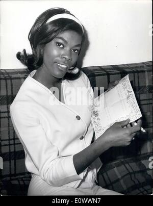 Mai 05, 1964 - Dionne Warwick vient à Londres : 22-year-old American ''pop'' singer Dionne Warwick, dont le dossier ''par'' est dans le Top 10 dans ce pays, est venu à Londres pour commencer une série de dates à la radio et à la télévision. Photo montre dans son hôtel de Londres cet après-midi, Dionne Warwick lit un télégramme bienvenue de la part d'autres pop-chanteur-Speingfield poussiéreux. Banque D'Images