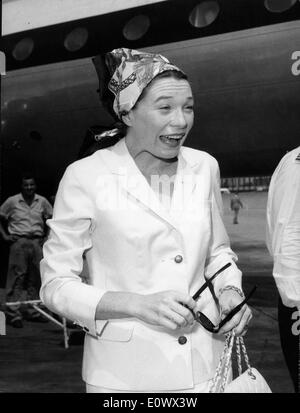 L'actrice Shirley MacLaine à l'aéroport de Londres Banque D'Images