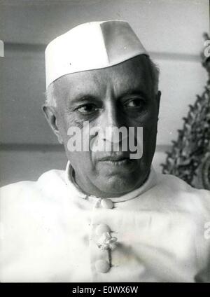 27 mai 1964 - le pandit Nehru meurt. Tous l'Inde est en deuil difficile aujourd'hui, à la suite de la nouvelle que le 74 ans, Premier Ministre M. Nehru est décédé à son domicile à New Delhi ce matin, quelques heures après une attaque de paralysie. M. Nehru avait seulement retourné hier soir d'une maison de vacances de trois jours après sa reprise partielle d'un AVC en janvier. Lorsque la nouvelle a été annoncée dans le Chambres du Parlement indien, DÉPUTÉ ?s et les ministres ont pleuré. OPS : un stock photo de M. Pandit Nehru. Banque D'Images