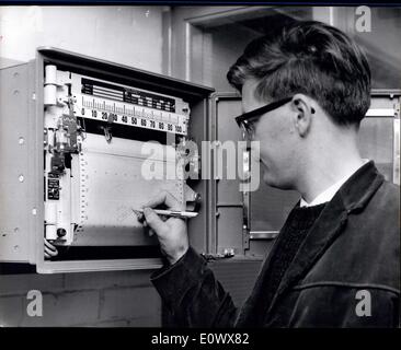 Juin 05, 1964 - Nouveau radiotélescope de Jodrell Bank à -. Les signaux d'enregistrement à partir de la constellation de Cassiopée. : La nouvelle ?le radiotélescope de 300 000 Mark II était d'être vu à l'Observatoire Jodrell Bank hier. Il a un movealbe «elliptique ish'' 125ft. de diamètre qui donne une plus grande portée que le 250ft. Mark I qui a été en opération depuis 1957. Les manifestations d'hier ont été pris en charge à la constellation de Cassiopée. Photo montre M. G.L. Verschuur vu faire un enregistrement des signaux sur le Cassiopeia source radio captée par le nouveau Mark II telscope de Jodrell Bank à la radio hier. Banque D'Images