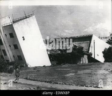 06 juin 1964 - tremblement de terre japonais désastre: La ville de Niigata a été réduite à un désastre flamboyant par le tremblement de terre qui a frappé mardi dernier, l'isolant du reste du Japon, les lignes de chemin de fer se sont bouclées et la piste de l'aéroport a partiellement disparu. Maintenant il n'y a pas d'eau, d'électricité ou d'égout, et des milliers de personnes sont sans abri. Le port de Niigata, l'une des principales villes de raffinage du pétrole, a subi une double catastrophe car des réservoirs qui éclatent répandent du pétrole sur des centaines de maisons à proximité, détruisant 291 d'entre elles. Les 90 réservoirs d'huile qui ont été en flammes contenaient 400,000 kilolitres Banque D'Images