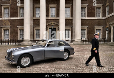 Whitehall, Londres, Royaume-Uni. 20 mai 2014. 1954 Aston Martin DB2/4 pensé pour être l'inspiration pour Ian Fleming's Commander James Bond 007. Photographié dans l'ancien bâtiment de l'Amirauté en salle blanche avec un commandant naval Crédit : Cabanel/Alamy Live News Banque D'Images