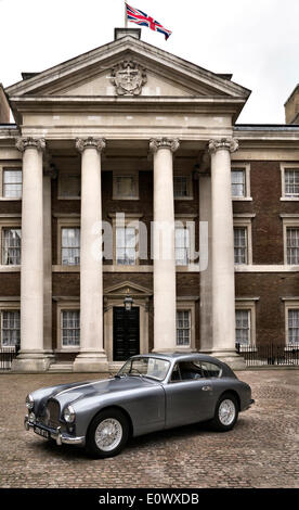 Whitehall, Londres, Royaume-Uni. 20 mai 2014. 1954 Aston Martin DB2/4 pensé pour être l'inspiration pour Ian Fleming's Commander James Bond 007 : Crédit Cabanel/Alamy Live News Banque D'Images