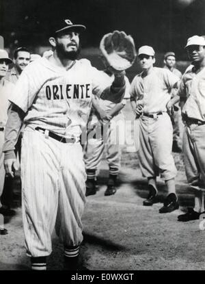 Fidel Castro à un stade de baseball à l'ouverture Banque D'Images