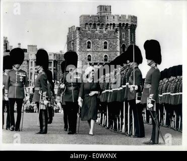 Juin 06, 1964 - LES HOMMES PRÉSENTE DE NOUVELLES COULEURS À ses gardiens. Son ALTESSE ROYALE LA REINE ELIZABETH II a présenté aujourd'hui de nouvelles couleurs pour le 1er et 2e bataillons du Coldstream Guards dont elle est colonel en chef, au château de Windsor. PHOTO MONTRE : La Reine inspecte le régiment sur la pelouse du château de Windsor est aujourd'hui Banque D'Images