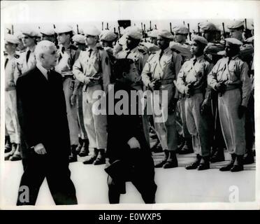 Juin 06, 1964 - Le Prince Sihanouk arrive à Paris. Le Prince Norodom Sihanouk, chef de l'Etat du Cambodge, est arrivé hier à Paris, accompagné de son épouse, pour une visite d'Etat de trois jours. Il a été accueilli à l'aéroport d'Orly par le président français De Gaulle. La photo montre le général De Gaulle et le Prince Sihanouk inspecter la garde d'honneur hier à l'aéroport d'Orly. Banque D'Images