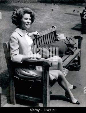 Juin 06, 1964 - Irina Demick vient à Londres pour apparaître dans le film ; re-dirigé l'actrice Irina Demick film français qui a connu la gloire dans ''Le Jour le plus long'' est venu de ce pays de prendre en charge l'article pour lequel Britt Ekland était à l'origine exprimés dans la 20ème Century Fox Film ''ces hommes magnifiques dans leurs machines volantes'' Photo montre belle Irina Demick partage un banc dans le Embenkment jardins avec un clochard. Banque D'Images