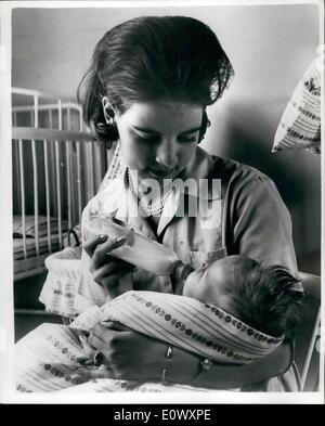 Juin 06, 1964 - Greek Reine-à-être apprend enfant pépinière. ; La Princesse Anne-Marie, qui est engagé pour le roi Constantin de Grèce a quelque temps été enfant d'apprentissage pépinière à Copenhague à l'accueil pour les enfants. Son mariage avec le roi aura lieu à Athènes le 18 septembre. Photo montre la bouteille Princesse-alimente un bébé. Banque D'Images
