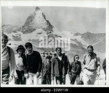 08 août, 1964 - Secrétaire de la Défense américaine sur la façon d'escalader le Mont Cervin. McNamara, le secrétaire à la défense des États-Unis a été d'être vu quitter Zermatt ce matin pour l'ascension du Cervin. Au départ de Zermatt il était accompagné de son ami Livingstone, et des membres de leur famille. Photo : Keystone montre Robert McNamara, droit et son ami Livingstone, et des membres de leur famille avant le début de l'ascension ce matin. Banque D'Images