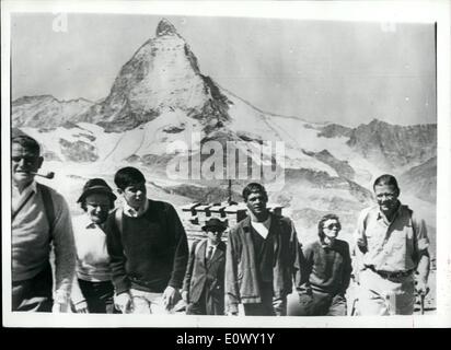 08 août, 1964 - Secrétaire de la Défense américaine sur la façon d'escalader le Mont Cervin. McNamara, le secrétaire à la défense des États-Unis a été d'être vu quitter Zermatt ce matin pour l'ascension du Cervin. Au départ de Zermatt il était accompagné de son ami Livingstone, et des membres de leur famille. Photo : Keystone montre Robert McNamara, droit et son ami Livingstone, et des membres de leur famille avant le début de l'ascension ce matin. Banque D'Images