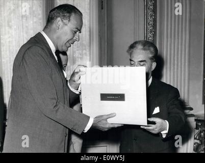 Juin 06, 1964 - L'ambassadeur américain G.F. Reinhardt a livré ce matin, au cours d'une cérémonie à l'ambassade américaine à Rome le certificat en tant que membres de l'American Manzu' et musicien Luigi Dalla Piccola. Aussi l'écrivain italien Alberto Moravia a été nommé membre de l'Académie mais il a reçu le certificat dans le États-Unis, où il s'est rendu le mois dernier pour des conférences. Banque D'Images