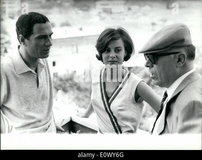 Juin 06, 1964 - Anna Maria Ferrero le film italien star épouse de l'acteur français Jean Sorel est à Rome ; pour la première fois depuis son mariage, l'actrice a commencé le tournage d'un nouveau film : une histoire comique ''la cocaïne mercredi 13'' avec des acteur comique italien Nino Manfredi. Photo montre producteur Carlo Ponti Sofia Loren visites du mari de Anna Maria Ferrero et Manfredi sur le ''set'' du film. Banque D'Images