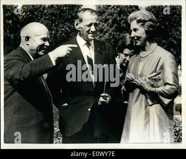 Juin 06, 1964 - M. Kruschev rend visite à la famille royale danoise : Premier Ministre russe Nikita Kruschev, qui est en visite officielle au Danemark, hier, a effectué une visite à la résidence d'été de la famille Fredenborg où il a été reçu par le roi Frédéric et La Reine Ingrid. Photo montre (de gauche à droite) M. Kruschev, le roi Frédéric et La Reine Ingrid, à Fredenbourg hier. Banque D'Images