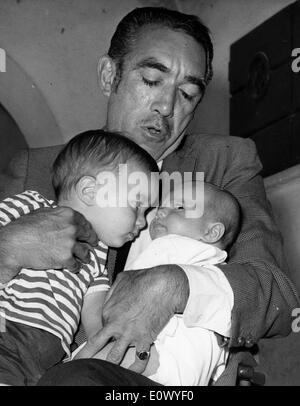 Acteur Anthony Quinn tenant ses deux fils Banque D'Images