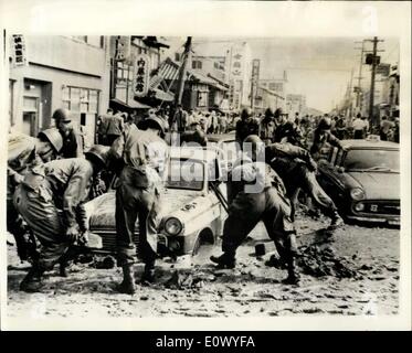 Juin 22, 1964 - séisme japonais : La ville de Nigata a été réduit à un capharnaüm par le séisme qui a frappé mardi dernier, l'isolant du reste du Japon, que les lignes de chemins de bouclée et la piste de l'aéroport en partie disparu. Maintenant, il n'y a pas d'eau, d'électricité ou d'assainissement, et des milliers sont sans abri. Le port de Nigata, l'une des principales villes du raffinage du pétrole, a subi une catastrophe double réservoirs d'huile comme l'huile à feu se propager en rafale des centaines de maisons à proximité, détruisant 291 d'entre eux. Les 90 réservoirs d'huile qui a pris feu contenait 400 000 kilolitres Banque D'Images