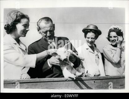 Juin 23, 1964 - 23-6-64 Ce petit cochon a rencontré le roi. Le roi Frederik de Danemark accompagné par la Reine Ingrid et leurs filles les princesses Margrethe, Benedikte et Anne-Marie a effectué une visite à l'exposition du bétail à Bellahoej à Copenhague pendant le week-end, où ils ont vu les derniers développements de l'agriculture danoise et de machines. Photo montre : Le roi Frédéric est introduit à un peu à la foire agricole de porcelets, regardée par (de gauche à droite) La Princesse Benedikte, et des Princesses Margrethe et Anne-Marie qui ont été manifestement très amuse sur toute l'affaire. Banque D'Images