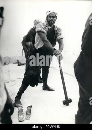 07 juillet 1964 - ''Agony et Ecstasy'' à Todi: ''Agony et ecstasy'' le ''géant'' de la production américaine tourne toujours à Todi, le petit pays près de Rome, où 'Michaange' a vécu et travaillé à son chef-d'œuvre pendant une période. Rex Harrison joue le rôle du Pape Julius II et Charlton Heston le rôle du plus célèbre peintre et sculpteur italien Banque D'Images