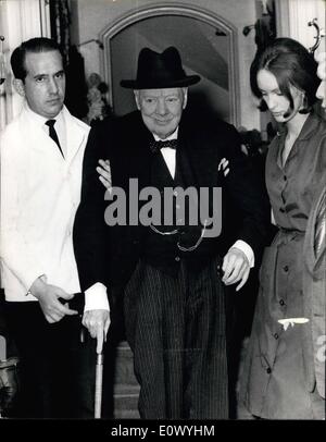 Juillet 07, 1964 - Sir Winston assiste à sa dernière question ''TIME'' - à la Chambre des communes. Cet après-midi, Sir Winston Churchill a pris part à ce qui devrait être sa dernière question ''TIME'' à la Chambre des communes. Photo : Keystone montre sir Winston Churchill est aidé de sa maison à Hyde Park Gate - pour la Chambre des communes cet après-midi. Banque D'Images