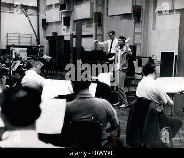 Juillet 07, 1964 - Laurence Harvey fait une de l'enregistrement pour son nouveau spectacle au Theatre Royal Drury Lane : Ce matin, Laurence Harvey qui sera la vedette en tant que Roi Arthur dans l'Lerner et Lnous encore de ''Camelop'', qui s'ouvre au Theatre Royal, Drury, le 19 août, a été aujourd'hui pour l'enregistrement de deux nombres E.M.I. il show, ils sont ''Camelot'' et ''comment traiter une femme''. Ce sera Laurence Harvey's première comédie musicale. Après on lui a donné des leçons de chant en Amérique par le compositeur lui-même, Frederick L !nous. La photo montre une vue générale de Laurence Harvey l'enregistrement de ce matin. Banque D'Images