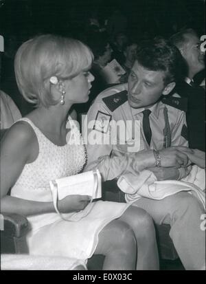 Septembre 09, 1964 - Johnny Hallyday en congé de l'Armée assiste à Olympie Premiere : Johnny Hallyaday, le célèbre chanteur français p[op qui est maintenant dans l'armée, a donné un court congé pour assister à Daluda's Premiere à Paris. Photo montre Johnny Hallyday en photo avec un fiancé Sylvia Vartan (également une chanteuse pop) au cours d'un intervalle à l'Olympia hier soir. Banque D'Images