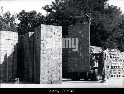 Septembre 09, 1964 - des murs de briques préfabriquées. : sont produites en Allemagne pour la première fois afin de moderniser la façon traditionnelle de bâtiment. Ces murs de réduire le temps de travail habituel d'un tiers et donner aux architectes la possibilité de planifier une grande variété de différents bâtiments. Banque D'Images