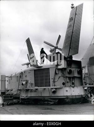 Septembre 09, 1964 - Plus grande collection d'aéroglisseur à Lee le Solent. Trois cents visiteurs de la Communauté et les pays étrangers étaient parmi les nombreuses personnes qui ont vu ce qui a été décrit comme le plus grand projet d'aéroglisseur de collecte sur l'affichage à l'Lee le Solent aujourd'hui.La photo montre la vue arrière de la plus importante jusqu'à la tonne 37 - aéroglisseur SRN, construit par Westland Aircraft. Il est conçu pour transporter 150 passagers et est visible sur l'affichage à l'Lee le Solent aujourd'hui. Banque D'Images