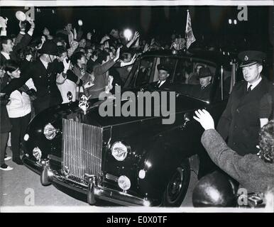 10 octobre 1964 - La foule acclamer la reine sur son retour du Canada : Une grande foule rassemblée devant le palais de Buckingham pour accueillir la Reine hoke de sa visite au Canada hier soir. La photo montre la foule acclamant le mob Imprimeur de la voiture à l'arrivée accueil à l'Palace dernière droite. Banque D'Images