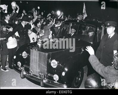 10 octobre 1964 - La foule acclamer la reine sur son retour du Canada : Une grande foule rassemblée devant le palais de Buckingham pour accueillir la Reine hoke de sa visite au Canada hier soir. La photo montre la foule acclamant le mob Imprimeur de la voiture à l'arrivée accueil à l'Palace hier soir. Banque D'Images