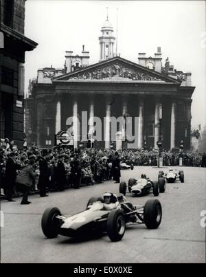 11 novembre 1964 - Lord Mayor's Show Day : cette année, le Lord Mayor's Show sera sur les voitures britanniques datant de l'ancien combattant à nos jours  Type Jaguar et Donald Campbell Bluebird, De nombreux pilotes de course célèbres prendront part à leurs voitures de course. Le nouveau Lord Mayer de Londres est Sir James Miller. La photo montre UNE vue générale comme les pilotes de course dans les voitures après la maison de Mansion ce matin, en tête de la course les voitures est Jim Clarke champion du monde des années passées. Banque D'Images