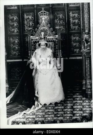 11 novembre 1964 - L'état d'ouverture du Parlement. Reine sur la Chambre des Lords trône. : Aujourd'hui, Sa Majesté la Reine a ouvert officiellement le nouveau Parlement, la lecture du discours du Trône d'ouverture de la Chambre des Lords. Photo montre close-up pf S.M. la reine assise sur le trône dans la chambre des Lords de l'ouverture du Parlement ce matin. Banque D'Images