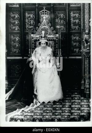 11 novembre 1964 - L'état d'ouverture du Parlement Reine sur la Chambre des Lords : Aujourd'hui du trône de Sa Majesté la Reine a ouvert officiellement le nouveau Parlement, la lecture du discours du Trône d'ouverture de la Chambre des Lords. Photo montre : H.M La reine assise sur le trône dans la chambre des Lords de l'ouverture du Parlement ce matin. Banque D'Images