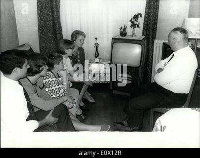 10 octobre 1964 - Kiki Caron's family regardez le succès du nageur sur t.v. photo montre la famille Caron à regarder à la télévision Banque D'Images