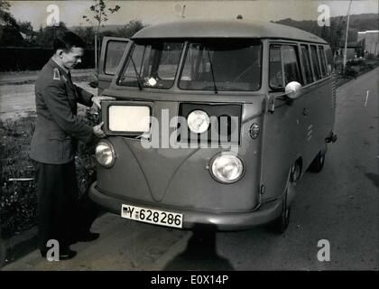 10 octobre 1964 - La lutte contre l'Armée de terre speedsters est une voiture radar de la Bundeswehr dans des garnisons et des domaines de formation dans le Nord de l'Allemagne. Tous les véhicules de l'armée sont dans des limites de vitesse qui sont beaucoup plus bas que ces pour tous les véhicules civils. Mais le travail de vitesse l'Armée de flics à la Bundeswehr Y-signe, et civils speedsters ne peut pas être prise par la voiture de radars militaires. Banque D'Images