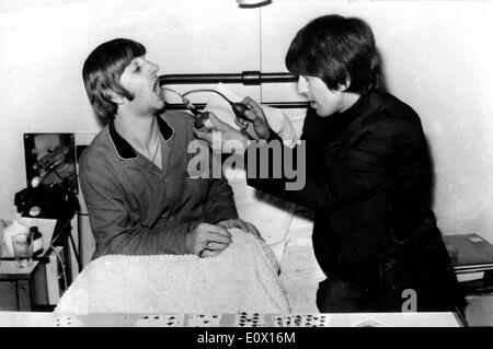 Le Beatles George Harrison Ringo Starr bande mate en visite à l'hôpital Banque D'Images