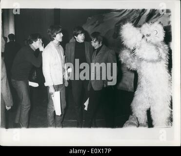 Le 12 décembre 1964 - Les Beatles se préparent pour leur spectacle de Noël : Les Beatles étaient à la préparation pour le matin - un spectacle qui est déjà une 'sell-out'.. Aussi dans le spectacle sera Freddie et les Rêveurs - Jimmy et Savilie. Photo montre Jimmy Savillie comme un ''Ours'' Paul McCartney et Ringo Starr - pendant leur répétition générale ce matin. Banque D'Images