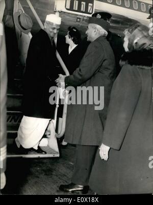 Le 12 décembre 1964 - Le Premier Ministre indien arrive ici pour s'entretenir avec M. Harold Wilson : M. Shastri, le Premier Ministre indien, s'est rendue à l'aéroport de Londres aujourd'hui. Il est ici en tant qu'invité du gouvernement britannique et aura des discussions approfondies avec de Premier ministre britannique, M. Harold Wilson, et d'autres ministres au cours de son séjour. Photo : M. Shastri est accueilli par le Haut Commissaire de l'Inde à son arrivée à l'aéroport de Londres aujourd'hui. Banque D'Images