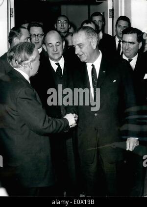 Le 12 décembre 1964 - Le président Johnson et le Premier ministre Wilson Tenir le haut niveau tenue à la Maison Blanche. Le président Johnson et le premier ministre Harold Wilson a tenu une série de quatre conférences de haut niveau à la Maison Blanche sur le problème concernant les deux pays/ Keystone Photo montre : le premier ministre Harold Wilson secoue la main avec le président Johnson après la conférence. Dans le centre est Patrick Gordon Walker avec à droite : Denis Healey. Banque D'Images