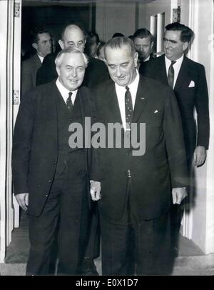 Le 12 décembre 1964 - Le président Johnson et le premier ministre Wilson tenir des conférences de haut niveau à la maison blanche : le président Johnson et le premier ministre Harold Wilson a tenu une série de quatre conférences de haut niveau à la maison blanche sur les problèmes liés à la fois il wountries. Photo Keystone montre le premier ministre Wilson et le président Johnson suivie par Patrick Gordon Walker et Denis Healey - quitte après la conférence. Banque D'Images