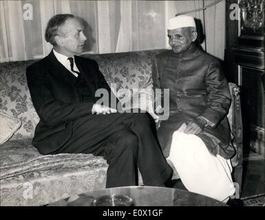 Le 12 décembre 1964 - Le Premier Ministre indien à Londres rencontre Sir Alec Douglas Home : M. Lal Bahadur Shastri, le Premier Ministre de l'Inde, est arrivée à Londres en tant qu'invité du gouvernement britannique. Il aura des entretiens avec M. Harold Wilson et d'autres ministres. Photo montre Sir Alec Douglas-Home, chef de l'opposition, répond à M. Shastri, le Premier Ministre indien lorsqu'il l'a appelé à la résidence du Haut Commissaire aux droits de l'Inde, dans les jardins du Palais de Kensigton, aujourd'hui. Banque D'Images