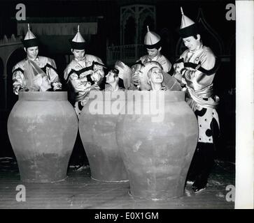 Le 12 décembre 1964 - Ali Baba et les quarante voleurs - sur la glace : Les membres du cast elle de la nouvelle glace - Ali Baba et les quarante voleurs - qui est présenté par Tom Arnold - étaient d'être vu en costume au stade de Wembley, ce matin. Photo Keystone montre les membres de l'acteur dans le costume complet avec toutes les cruches Baba's en répétition à Wembley aujourd'hui. Banque D'Images