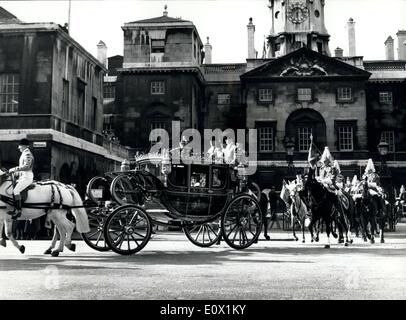 03 nov., 1964 - L'état d'ouverture du Parlement. Reine du Horse Guards Parade. Photo montre : vue générale les corneilles regardez sur w Banque D'Images