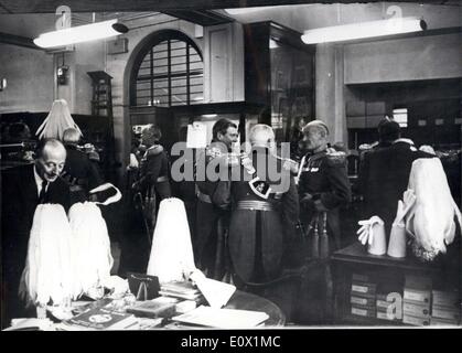 04 nov., 1964 - ?tous habillés avec quelque part aller ? ! ! !  ? Obtenir jusqu'à leur colouful poli les uniformes sont ces messieurs d'armes militaires à leur création sur mesure ?s. Ils sont sur le point de partir en autobus avec le Palais de Westminster pour assister à l'ouverture du Parlement de l'État traditionnel par Sa Majesté la Reine. Banque D'Images