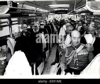 04 nov., 1964 - ''tous habillés - mais avec quelque part pour aller''. : vu dans l'entraîneur - sont les messieurs en uniforme coloré d'armes (à la retraite - Colonels Brigadiers etc..) comme ils font leur chemin à partir de la création du tailleur militaire au Palais de Westminster - d'assister à Sa Majesté la Reine à l'ouverture du Parlement. Banque D'Images