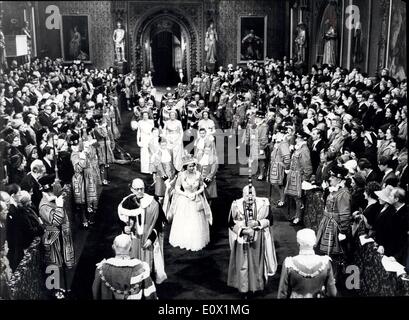 04 nov., 1964 - L'état d'ouverture du Parlement. Reine de la Galerie Royale. : Sa Majesté la Reine Elizabeth 11 passe en procession dans la galerie royale à la Chambre du Parlement aujourd'hui pour la cérémonie d'ouverture du Parlement de l'État. Continuer la reine sont (à gauche  = retour à l'appareil photo) l'Earl Marshal - le duc de Nortfolk ; (Droite - retour à l'appareil photo - le Seigneur - Les marques Chamberlain salue d'Chelmondeley. Sur la gauche, face à l'appareil photo est le Comte de Longford, la pac de Manitenance, avec l'Épée d'État - à la charge de l'amiral de la flotte - le seigneur de Fraser North Cape, sur la droite. Banque D'Images