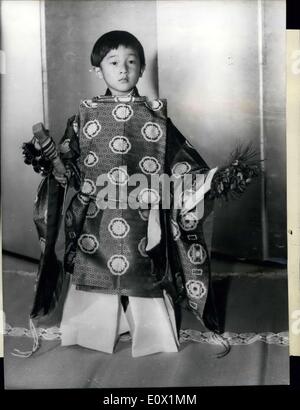 07 novembre 1964 - Prince Hiro de Le Japon dit adieu à Infantcy ; 5 ans Prince Hiro du Japon, est passé par deux fonctions cérémoniales cette semaine, ses adieux à infantoy. Ses parents le prince héritier Akihito et de Michiko Princesse vu leurs fils faire la cour traditionnelle de leurs palais Togu à Tokyo. Dans l'entrée c de la salle Le Petit Prince se leva en scarley profonde robe avec cascade. Deux Chamberlaines passe à l'île et l'ont aidé dans un hakama en soie blanc (une jupe plissée). C'est ce qu'on appelle Chakko-no-gi Banque D'Images