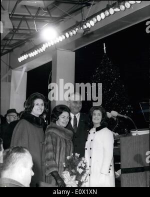 Le 12 décembre 1964 - FC ÉCLAIRAGE L'ARBRE DE NOËL NATIONAL - À WASHINGTON, LE PRÉSIDENT JOHNSON et son épouse - avec leurs deux fille - LINDA BIRD et LUCY BAINS a présidé la cérémonie d'éclairage de l'arbre à Chriatmas National Monument Washington - Washington., KEYSTONE PHOTO MONTRE :- prés. Et Mme. JOHNSON à la cérémonie avec leurs filles - LINDA BIRD (à gauche) et LUCY BAINS. Banque D'Images